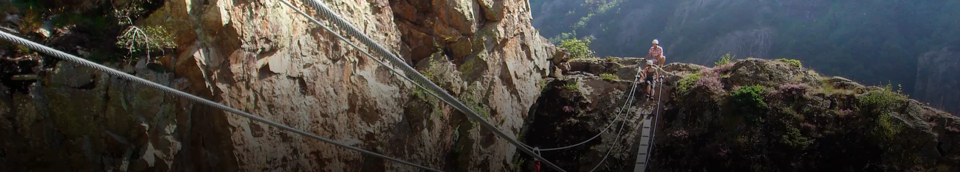 Via ferrata dans les gorges du Pont Napoléon ou sur les falaises de Gavarnie et d'Arrens-Marsous : goutez à la Verticalité.