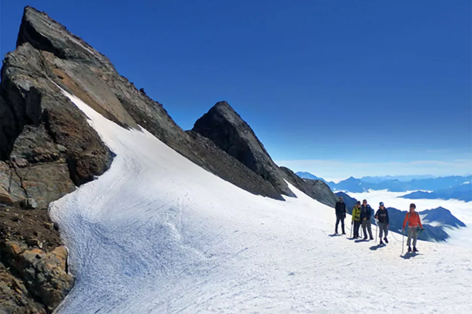 Faites vos premiers pas en alpinisme sur le glacier d' Ossoue en gravissant le Vignemale...