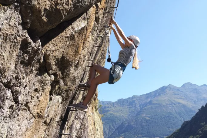 Via ferrata dans les gorges du Pont Napol&eacute;on ou sur les falaises de Gavarnie et d'Arrens-Marsous : goutez &agrave; la Verticalit&eacute;.