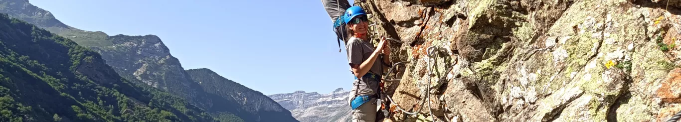 Via ferrata dans les gorges du Pont Napol&eacute;on ou sur les falaises de Gavarnie et d'Arrens-Marsous : goutez &agrave; la Verticalit&eacute;.
