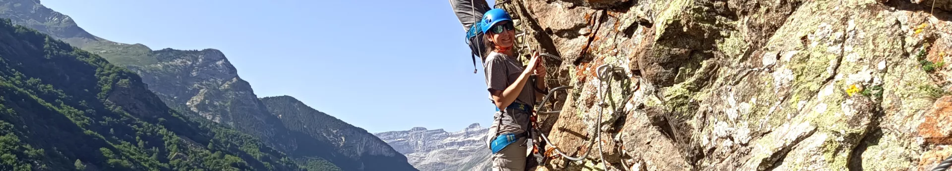 Via ferrata dans les gorges du Pont Napoléon ou sur les falaises de Gavarnie et d'Arrens-Marsous : goutez à la Verticalité.