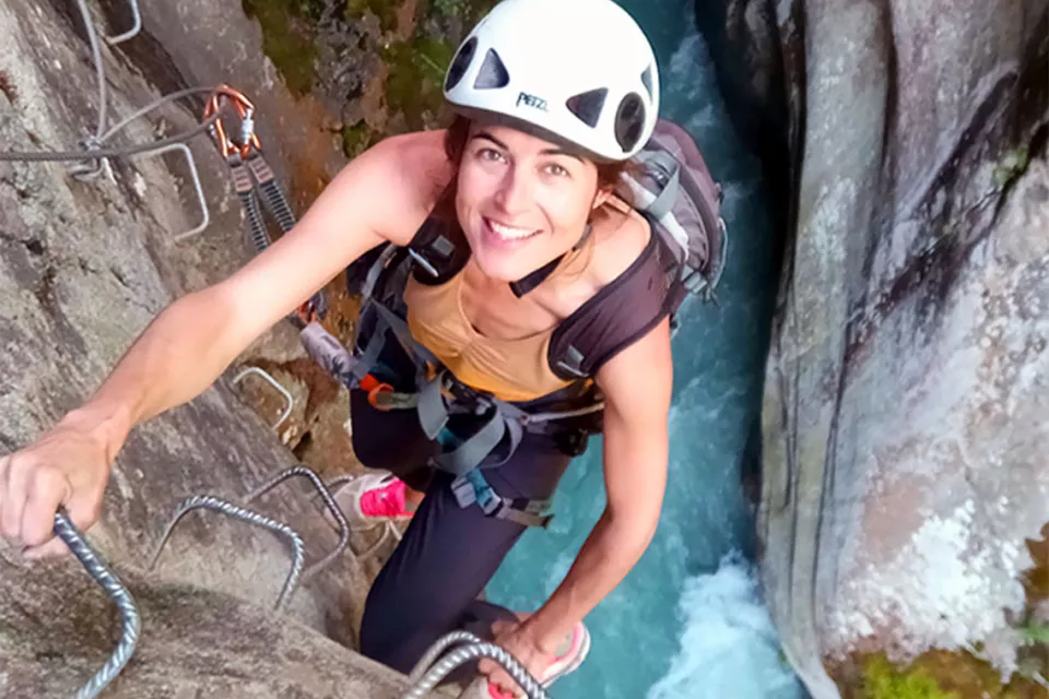 Via ferrata dans les gorges du Pont Napoléon ou sur les falaises de Gavarnie et d'Arrens-Marsous : goutez à la Verticalité.